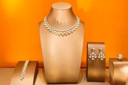 Đồng rúp lao dốc, người giàu Nga quay sang đồng hồ, trang sức để giữ tiền