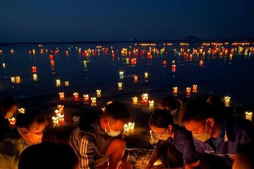 Thả hoa đăng cầu siêu nạn nhân vụ lật ca nô: 'Mong thảm nạn không lặp lại'
