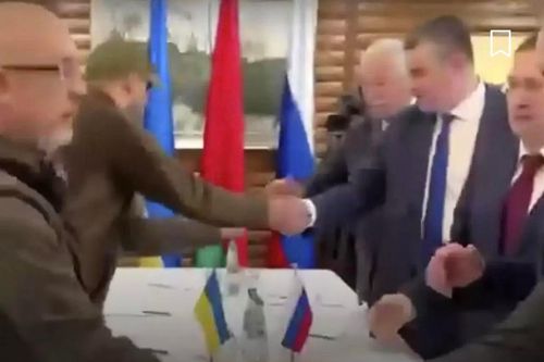 Đàm phán Nga - Ukraine: Đại biểu hai bên bắt tay nhau