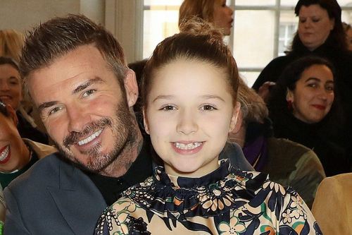 Clip David Beckham cùng con gái Harper trổ tài vào bếp gây sốt vì quá đáng yêu