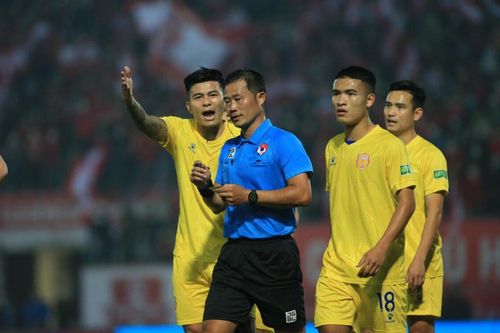 VPF 'tuýt còi' CLB Hải Phòng sau tranh cãi trọng tài 'bẻ còi' trên sân Lạch Tray