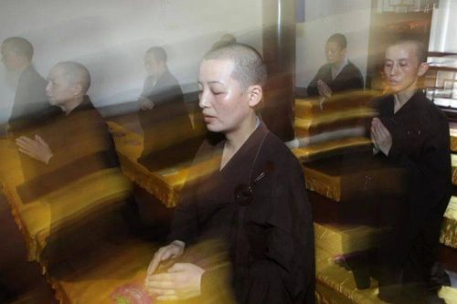 Người vợ kết hôn được 5 ngày liền bỏ vào chùa làm ni cô, cái kết 10 năm sau 'sặc mùi drama'