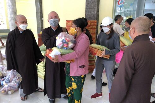 Hội Phước Thiện tặng quà đến Hội Người mù tỉnh Tiền Giang