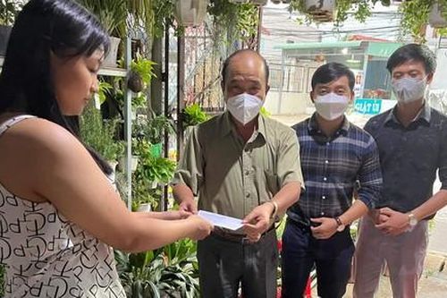 Vụ 2 nữ sinh đạp ngã xe bọn cướp, giật lại ĐTDĐ: Sức khỏe 2 em đã ổn định