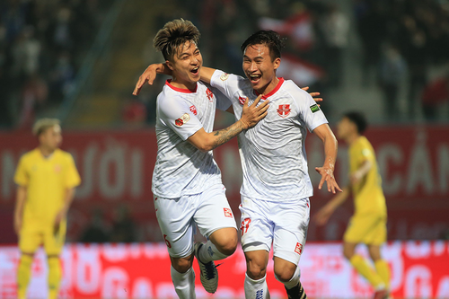 Trọng tài 'bẻ còi' không ngăn được Hải Phòng lên ngôi đầu V-League 2022