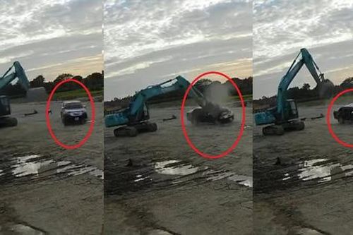 Vụ tài xế lái máy múc điên cuồng đập nát 2 xe ô tô tại công trường: Có dấu hiệu tội 'Giết người' và 'Cố ý làm hư hỏng tài sản'