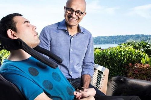 Hành trình trở thành người cha của con trai bại não của CEO Microsoft khiến trái tim của bất cứ ông bố bà mẹ nào cũng run lên vì xúc động