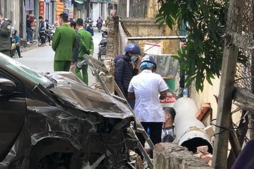 Hà Nội: Người đàn ông say xỉn lái ô tô 'điên' tông gục xe máy khiến 2 vợ chồng nguy kịch
