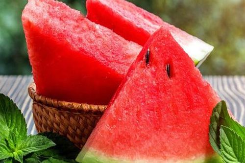 Người mắc COVID-19 có nên kiêng ăn dưa hấu?