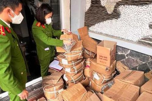 Nghệ An: Thu giữ hàng nghìn chai xịt khuẩn, dầu gió giả
