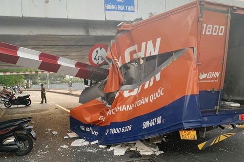 Xe tải biến dạng khi tông sập thanh chắn bảo vệ cầu ở TP.HCM