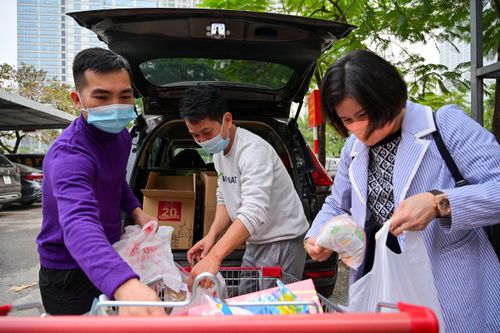 Nước muối sinh lý 'cháy hàng' tại Hà Nội