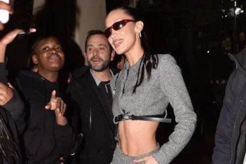 Bella Hadid lăng xê kiểu váy ngắn, quần cạp trễ