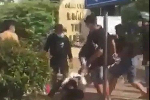 Ba thiếu niên bị đánh hội đồng trước cổng trường học ở Bình Dương