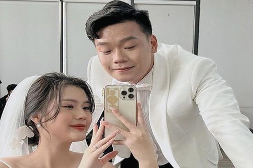 Trung vệ đội tuyển Việt Nam lộ ảnh sắp là 'chồng người ta'