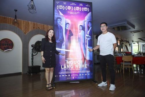 Đạo diễn Khoa Nguyễn lần đầu hé lộ về poste 3D khiến 'Người lắng nghe' thêm rùng rợn
