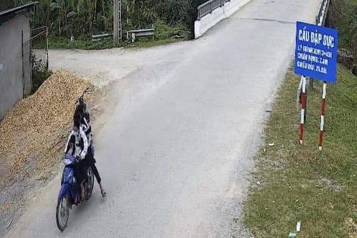 Bắt giữ 3 thiếu niên điều khiển xe máy cướp giật điện thoại