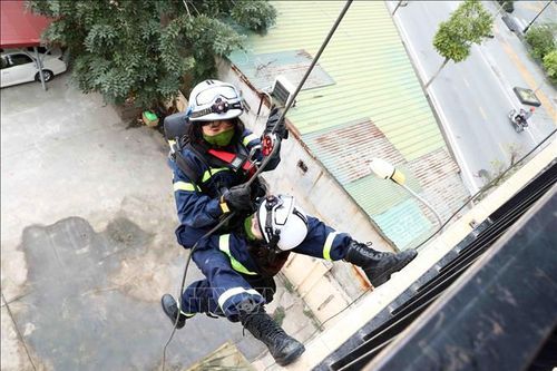 Đại hội đại biểu phụ nữ 2022: Nữ chiến sĩ cảnh sát hăng say luyện tập công tác cứu nạn