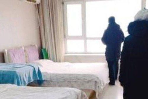 Vợ vào khách sạn, chồng đưa bố vợ đi 'bắt gian' và sự thật ngỡ ngàng