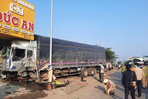 Xe tải đâm vào dải phân cách lao vào nhà dân khiến nữ công nhân thiệt mạng