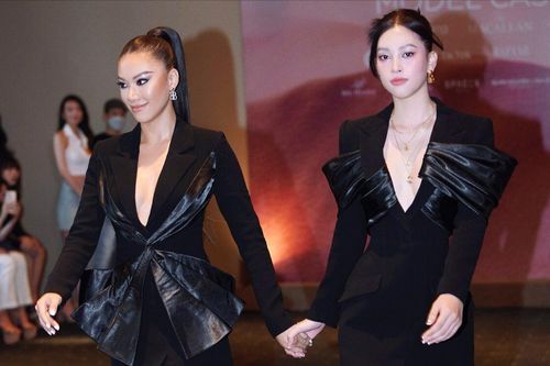 Kim Duyên nắm tay Tiểu Vy thị phạm catwalk: Màn đọ trình này ai hơn ai?