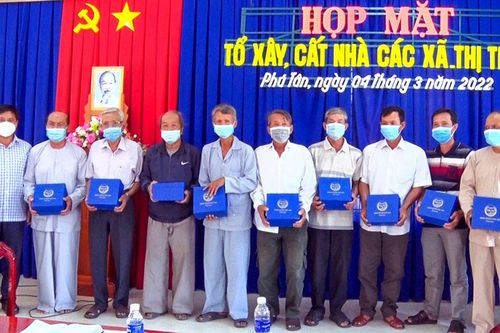 UBMTTQVN huyện Phú Tân họp mặt các tổ cất nhà từ thiện
