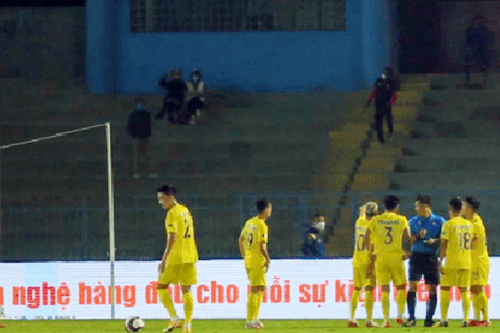 Trọng tài V.League: VAR tự chế và giấc mơ có VAR thật