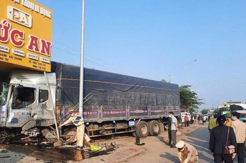 Đứng đợi xe, nữ công nhân bị ô tô tải đâm tử vong