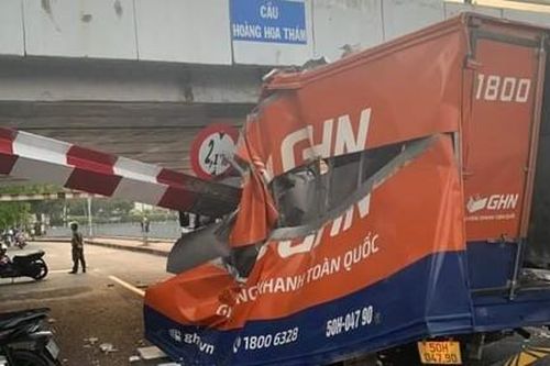 TPHCM: Xe tải biến dạng sau cú đâm vào thanh giới hạn chiều cao