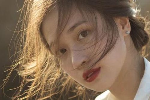 Mẹ chồng rửa bát giúp, chồng tôi tức giận quăng cả mâm cơm ra giữa sân, bất ngờ bà chỉ thẳng mặt đuổi anh ấy ra khỏi nhà