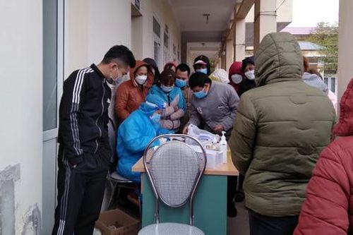 Thanh Hóa: Kiểm điểm tập thể, cá nhân để xảy ra tình trạng công nhân chen nhau chờ test COVID-19