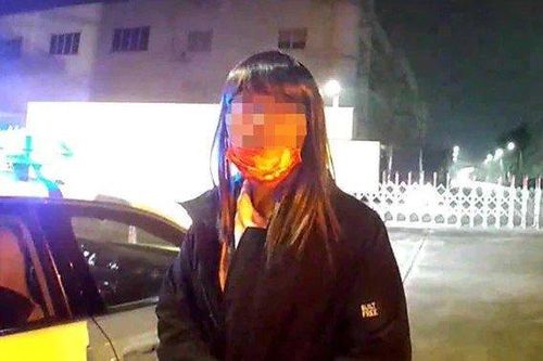 Streamer Trung Quốc giả gái, đột nhập nhà tắm công cộng