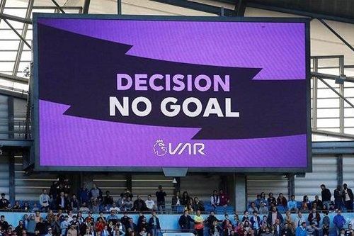 Vì sao Premier League không chiếu lại tình huống trên màn LED?