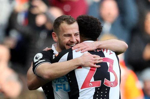 Newcastle thăng hoa tại Premier League