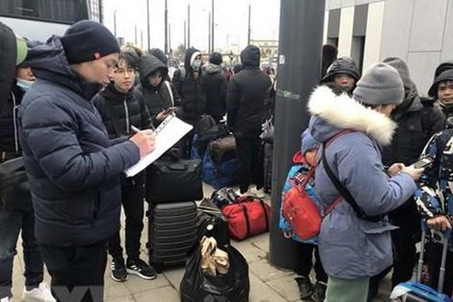 Tích cực hỗ trợ người Việt từ Ukraine sang Hungary lánh nạn