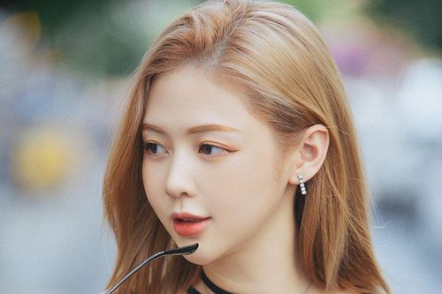 Liz Kim Cương dạo phố với mốt áo cut out cá tính