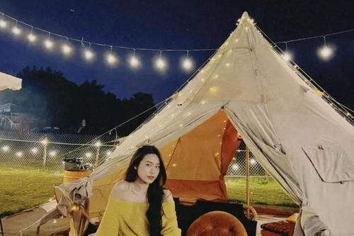 Check in cùng địa điểm, Quang Hải và Văn Hậu lộ chuyện hẹn hò