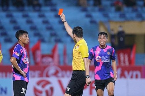 HLV Sài Gòn - Viettel ý kiến trái chiều về tấm thẻ đỏ 'thay đổi cục diện'