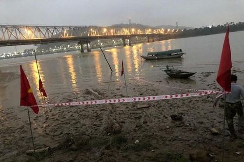 Hà Tĩnh: Ngư dân phát hiện bom khi đánh cá ở ven sông Lam