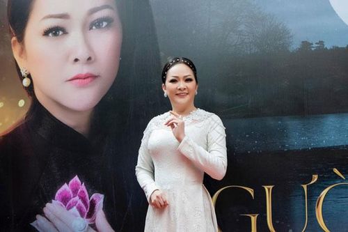 Đến chúc mừng Như Quỳnh, bà xã Chí Tài khiến nhiều người xúc động khi chia sẻ lý do về Việt Nam thay chồng làm việc này