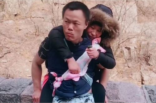 Chồng nhiều năm cõng vợ bị liệt suốt 12 tiếng lên núi ngắm bình minh