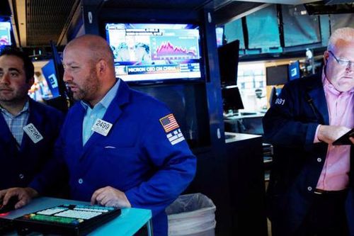 Chứng khoán Mỹ tụt điểm, giá dầu tăng 7%, Bitcoin tuột mốc 40.000 USD