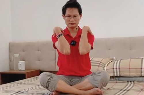 Ca mắc COVID-19 tăng từng ngày, cặp vợ chồng trẻ 'phát nguyện' dạy miễn phí yoga cho cộng đồng