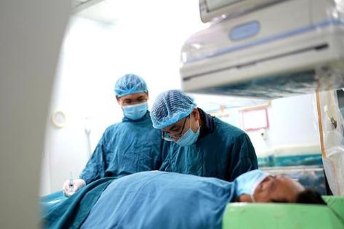 Bác sĩ đang mắc COVID-19 cứu sống F0 nguy kịch