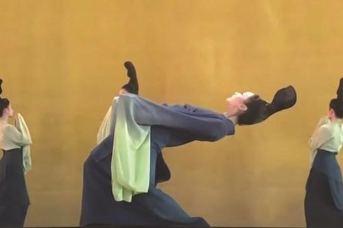 Vũ điệu uốn lưng 90 độ gây sốt