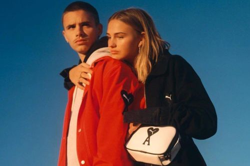 Romeo Beckham chụp ảnh thời trang cùng bạn gái