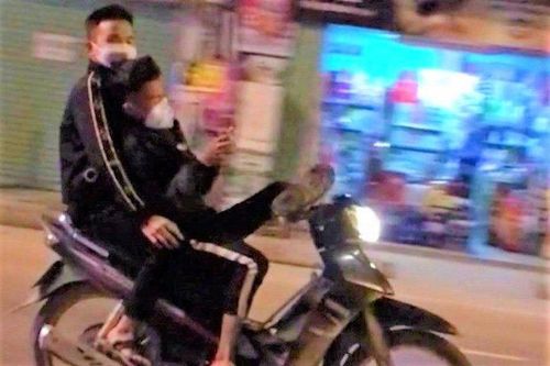 'Quái xế' lái xe máy bằng một chân, tay bấm điện thoại
