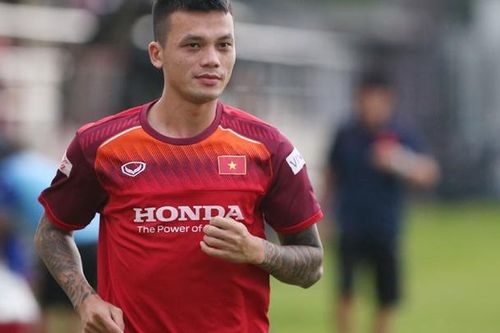 Hữu Tuấn bị loại khỏi tuyển Việt Nam, Trọng Hoàng lên bàn mổ
