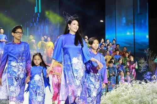 Hà Kiều Anh, Trịnh Kim Chi, Hiền Mai cùng các con tự tin catwalk với áo dài