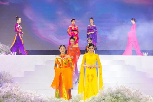 Đỗ Trịnh Hoài Nam khoe 'Giấc mơ' trên tà áo dài dân tộc